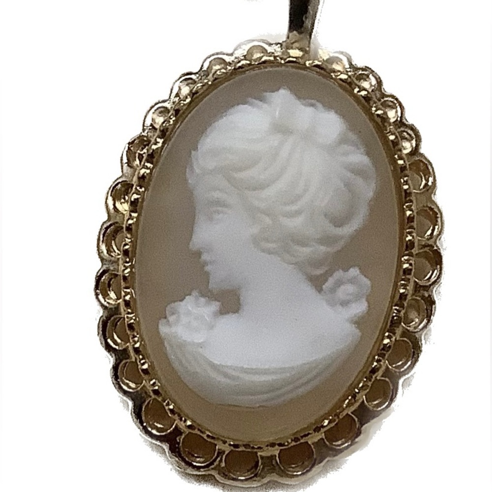 Vintage tonal cream cameo pendant necklace LEFT FACING